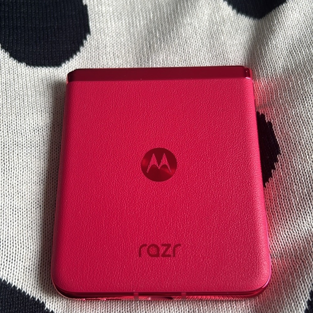 Motorola Razr Flip Phone in Pink